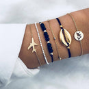 Conjuntos de pulseiras com detalhe.